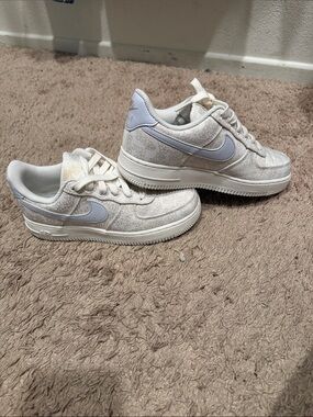 Nike Kids Sneakers in Off-White with Light Gray Swoosh